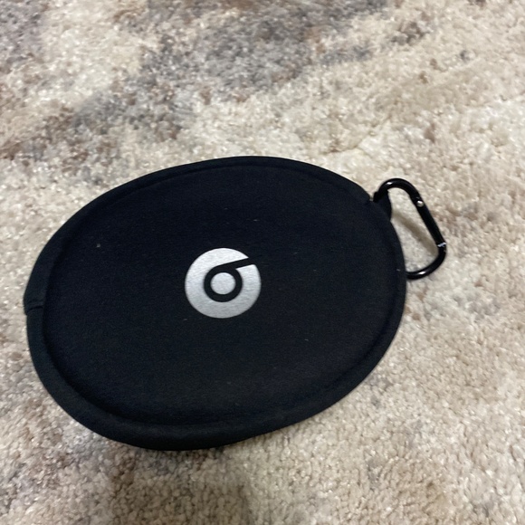 Beats by Dre headphones case with zipper, keychain clip and charger - Picture 3 of 5